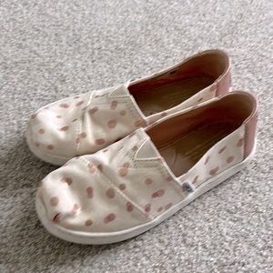 Girls Tom’s shoe-barely used. Size 2.5